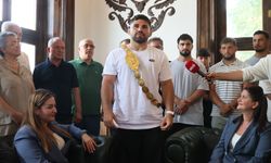 Kırkpınar'da başpehlivan olan Taş, çocukluk hayalini gerçekleştirmenin mutluluğunu yaşıyor