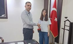Kozan Kaymakamı Arslanköylü, LGS'den tam puan alan öğrenciyi ödüllendirdi