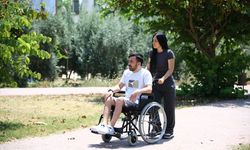 Maganda kurşunuyla engelli kalan genç eşinin desteğiyle hayata tutunuyor