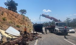 Mersin'de devrilen kamyonun sürücüsü yaralandı