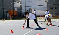 Muratpaşa'da ücretsiz tenis eğitimleri sürüyor