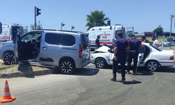 Osmaniye'de otomobille hafif ticari aracın çarpıştığı kazada 3 kişi yaralandı