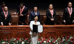 Peru'nun seçilmiş Devlet Başkanı Fujimori, mazbatasını aldı