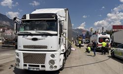 Adana'da aracının arızasının giderilmesini bekleyen sürücü tırın çarpması sonucu öldü