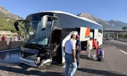 Adana'da otoyol gişelerindeki beton bariyere çarpan otobüsteki 5 kişi yaralandı