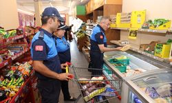 Akdeniz ilçesinde zabıta ekipleri zincir marketleri denetledi