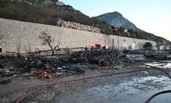 Antalya'da balıkçı barınağına sıçrayan yangında 20'den fazla tekne zarar gördü