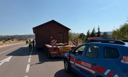 Antalya'da bungalov taşıyan çekici ve öncü aracın sürücülerine ceza