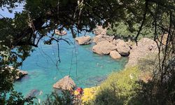 Antalya'da falez plajları tatilcileri Akdeniz'in serin sularıyla buluşturuyor