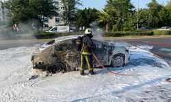 Antalya'da seyir halindeki otomobilde çıkan yangında 4 kişi yaralandı