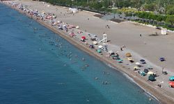 Antalya'da sıcak hava nedeniyle sahillerde yoğunluk yaşandı