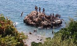 Antalya'da sıcaktan bunalanlar sahillerde yoğunluk oluşturdu