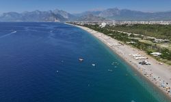 Antalya'da sıcaktan bunalanlar sahilleri doldurdu