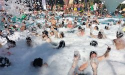Antalya'da turistler köpük partisinde serinledi