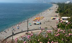 Antalya'da yüksek nem ve sıcaktan bunalanlar sahilleri doldurdu