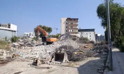 Defne’de Yıkılan Binanın Enkazı Yerinde Ayrıştırılıyor: Vatandaş Şikayetçi!