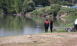 GÜNCELLEME - Adana'da Ceyhan Nehri'nde kaybolan 2 çocuktan 1'inin cesedine ulaşıldı