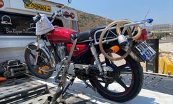 Hatay'da tırın çarptığı motosikletteki 3 kişi yaralandı
