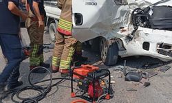 İskenderun ilçesinde tırla çarpışan kamyonetteki 3 kişi yaralandı