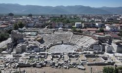 İznik Roma Tiyatrosu'ndaki nekropolde bulunan iskeletlerde veba bulgusuna rastlandı