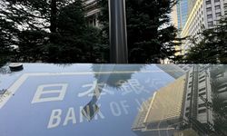 Japonya'da düşük büyüme ile yüksek enflasyonun BoJ'u ve hükümeti ikilemde bırakabileceği öngörülüyor
