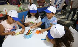 Kahramanmaraş'taki Ağustos Fuarı'nda çocuklar origami yapmayı öğreniyor