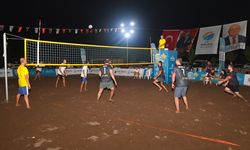 Kumluca'da düzenlenen 30 Ağustos Zafer Kupası Plaj Voleybolu Turnuvası başladı