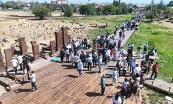 Malazgirt Zaferi'nin 955. yılında Ahlat'taki Selçuklu Meydan Mezarlığı'na ziyaretçi akını