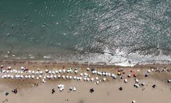 Mersin'de sıcaktan bunalanlar sahilleri doldurdu