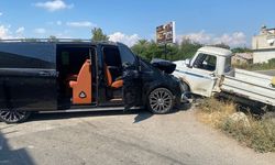 Serik'te VIP minibüsü ile kamyonetin çarpıştığı kazada 1 kişi yaralandı