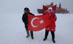 Uluslararası keşif gezisine katılan Türk genç, Kuzey Kutbu'nda Türk bayrağını dalgalandırdı