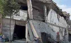 Antakya’nın Merkezinde Büyük Tehlike: Esnaf Hasarlı Binada Faaliyetini Sürdürüyor