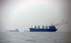 AA Ekibi, Hürmüz Boğazı'nın Bender Abbas kenti kıyılarındaki İran'a ait petrol tankerlerini görüntüledi