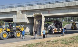 Adana'da damperi açık kalan kamyon köprüye çarptı