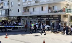 Alanya'da otomobilin yaya ve otobüs durağına çarptığı kaza güvenlik kamerasında
