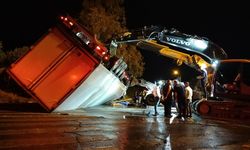 Antalya'da devrilen tırın altında kalan 2 kişi öldü