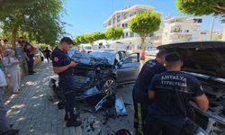 Antalya'da otomobille kamyonetin çarpışması sonucu 3 kişi yaralandı