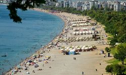Antalya'da sıcak hava nedeniyle sahillerde yoğunluk yaşandı