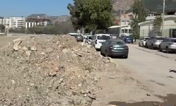 Defne Sümerler’de Moloz Tepkisi: Trafik ve Park Sorunu Büyüyor