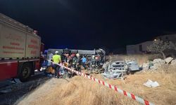 Gaziantep'te yolcu midibüsü ile otomobilin çarpışması sonucu 7 kişi hayatını kaybetti, 13 kişi yaralandı