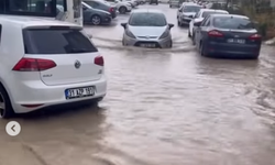 Hatay Dikmece’de Yollar Göle Döndü, Elektrik Direkleri Devrildi