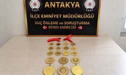 Hatay'da otomobilden inen kişinin düşürdüğü altınları alan şüpheli yakalandı
