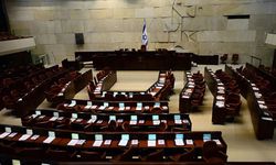 İsrail'deki ankete göre Netanyahu bloğu mecliste 49 sandalyeye gerilerken muhalefet yükselişte