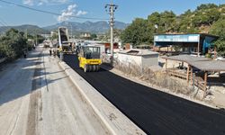 Kumluca'da Atatürk Caddesi sıcak asfaltla yenilendi