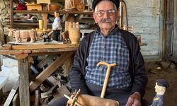 Makinelerin unutturduğu tarım aletlerini ahşapta yaşatıyor