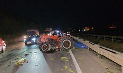 Manavgat'ta otomobilin traktöre çarptığı kazada 3 kişi yaralandı
