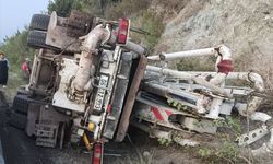 Osmaniye'de devrilen beton mikserinin sürücüsü yaralandı