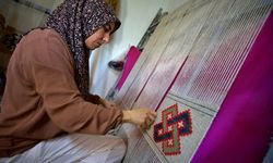 Osmaniye'de kooperatif kuran kadınlar yün iplikten tescilli kilim dokuyor