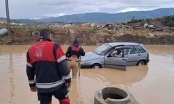 Hatay’da Sağanak: Otomobilde Mahsur Kalan Baba ve Oğlu Kurtarıldı