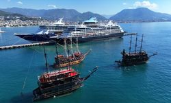 Alanya'ya iki kruvaziyerle 2 bin 400 turist geldi